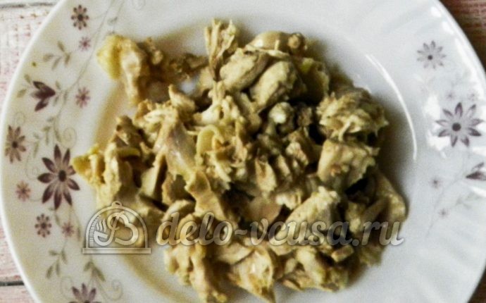Куриный суп с перловкой: Варим картофель, отделяем мясо от костей