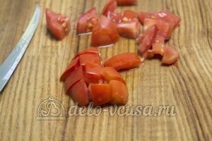 Томатный соус с чесноком: Нарезаем помидоры