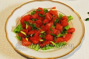 Салат с грейпфрутом: Чистим и режем грейпфрут, соединяем с листьями салата и луком