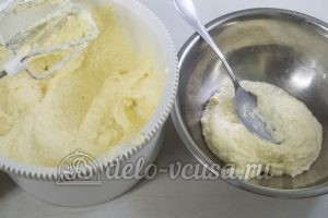 Чизкейк с нутеллой: Взбить сыр со сливками и сахарной пудрой