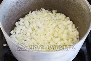 Овощное рагу с кабачками и картошкой: Обжариваем лук