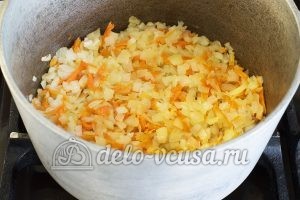 Овощное рагу с кабачками и картошкой: Обжариваем морковь в течение 3 минут