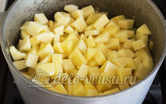 Овощное рагу с кабачками и картошкой: Выкладываем картофель в казан