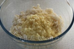 Котлеты из рисовой каши: Измельчаем зубчик чеснока