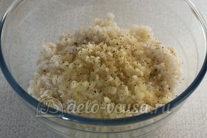 Котлеты из рисовой каши: Добавляем к рису с луком перец и соль