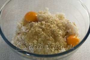 Котлеты из рисовой каши: Разбиваем яйца