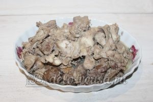 Тушеный кролик в духовке: Переложить мясо в форму