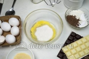 Торт Три шоколада: Взбиваем яйца и сахар