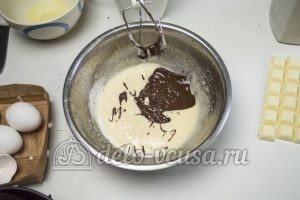 Торт Три шоколада: Шоколад и желатин вливаем в яичную массу