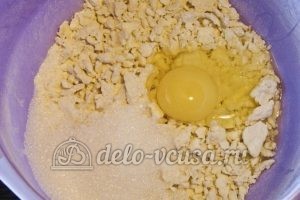 Открытый пирог со смородиной: Добавляем сахар и яйцо