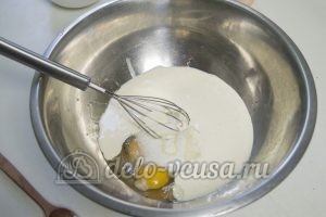 Шоколадная ватрушка: Соединить яйца и сметану