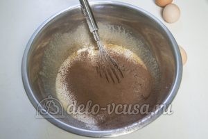Шоколадная ватрушка: Добавить муку и какао