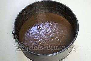 Шоколадная ватрушка: Выливаем тесто в форму