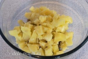 Салат из печени трески с сыром: Варим, чистим и режем картошку
