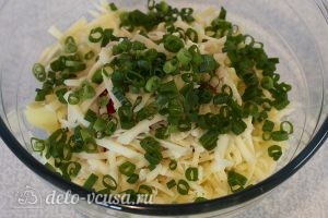 Салат из печени трески с сыром: Моем, сушим и режем колечками зеленый лук