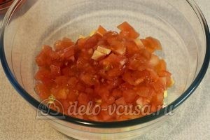 Салат с маринованным болгарским перцем: Нарезать помидор