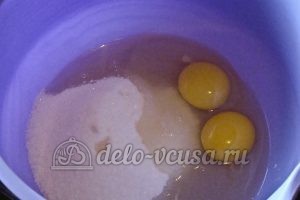 Сметанный пирог с персиками: Соединить сахар с яйцами
