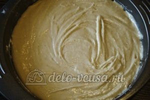 Сметанный пирог с персиками: Выложить тесто в форму