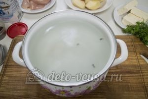 Сырный суп с куриным филе: Отвариваем бульон
