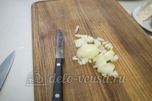 Сырный суп с куриным филе: Нарезаем лук