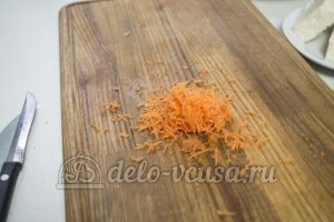 Сырный суп с куриным филе: Мелко трем морковь