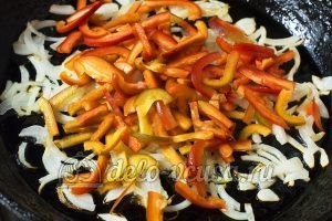 Теплый овощной салат: Режем и обжариваем перец