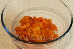 Теплый овощной салат: Режем помидоры и выкладываем в салатник