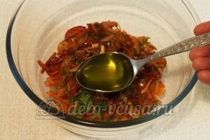 Теплый овощной салат: Добавляем оливковое масло