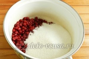 Варенье из красной смородины: Добавить сахар и воду