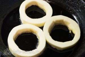 Яичница в кабачке: Выкладываем кольца кабачка на сковороду
