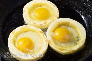 Яичница в кабачке: Разбиваем в каждый кружок по яйцу