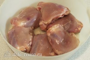 Жареные куриные бедра на сковороде: Снимаем кожу с куриных бедер
