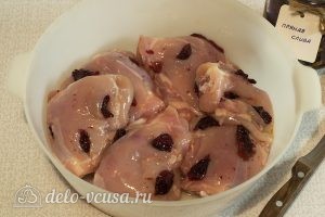Жареные куриные бедра на сковороде: Помещаем пряные сливы в надрезы, сделанные в куриных бедрах