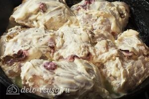 Жареные куриные бедра на сковороде: Выкладываем маринованное мясо на сковороду