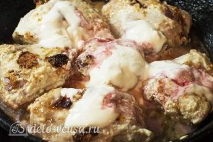 Жареные куриные бедра на сковороде: Добавляем на сковороду сметану и малиновый уксус