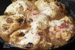 Жареные куриные бедра на сковороде: Солим, перчим и тушим под крышкой