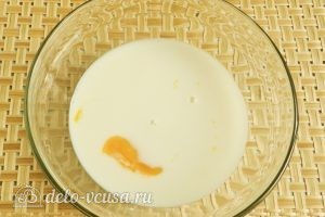 Бендерики с грибами: Взбить яйца с молоком