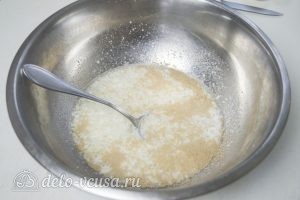 Булка-плетенка: Подогреваем кефир и добавляем соль, сахар, ванилин и дрожжи