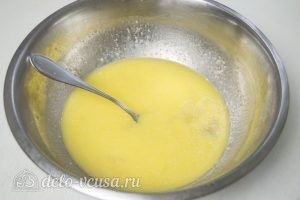 Булка-плетенка: Добавляем в кефир растопленное масло и яйцо