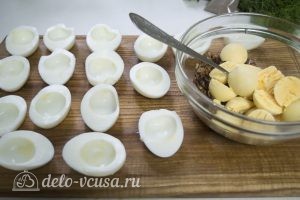 Яйца фаршированные луком: Яйца остудить и разрезать