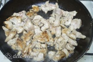 Лаваш с курицей и грибами: Обжарить курицу