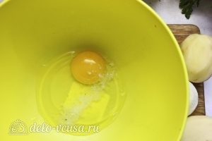 Оладьи из кабачков и картофеля: Взбить яйца