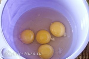 Омлет с горошком: Разбить яйца