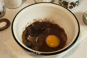 Шоколадное мраморное печенье: Добавить яйца и масло
