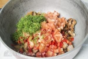 Плов с говядиной и помидорами: Кладем ингредиенты в казан