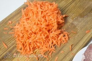 Плов с говядиной и помидорами: Измельчить морковь
