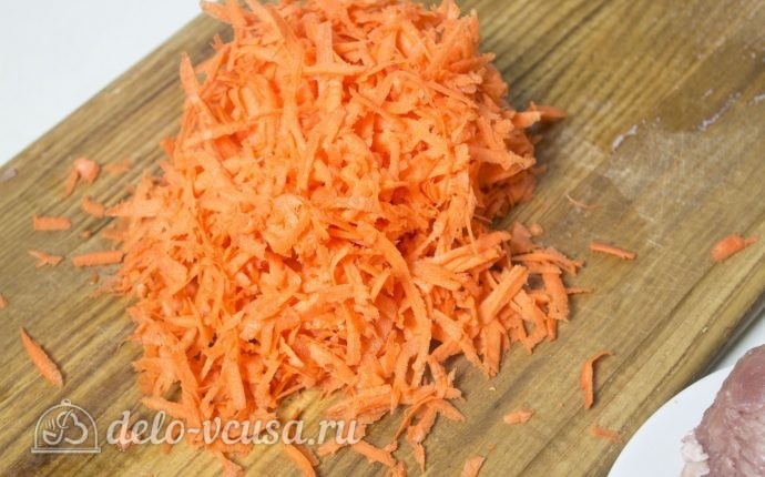 Плов с говядиной и помидорами: Измельчить морковь
