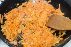 Плов с говядиной и помидорами: Обжарить лук и морковь