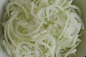 Салат из зеленых помидоров на зиму: Нарезать лук