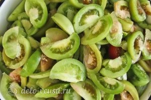 Салат из зеленых помидоров на зиму: Порезать помидоры